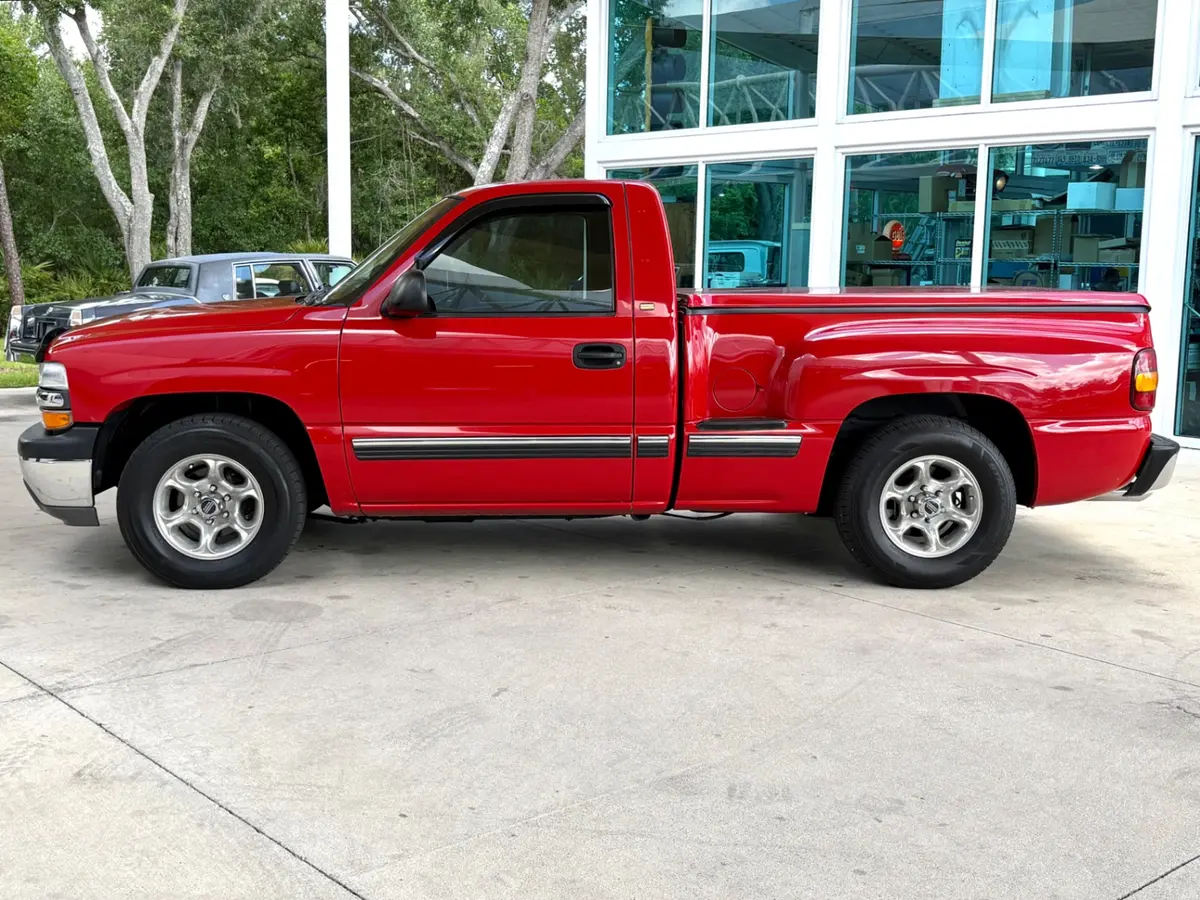 Vehicle photo 9