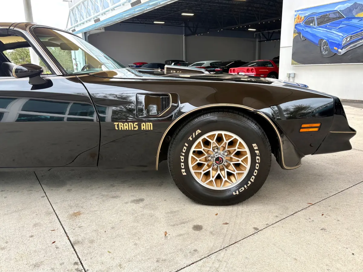 Vehicle photo 21
