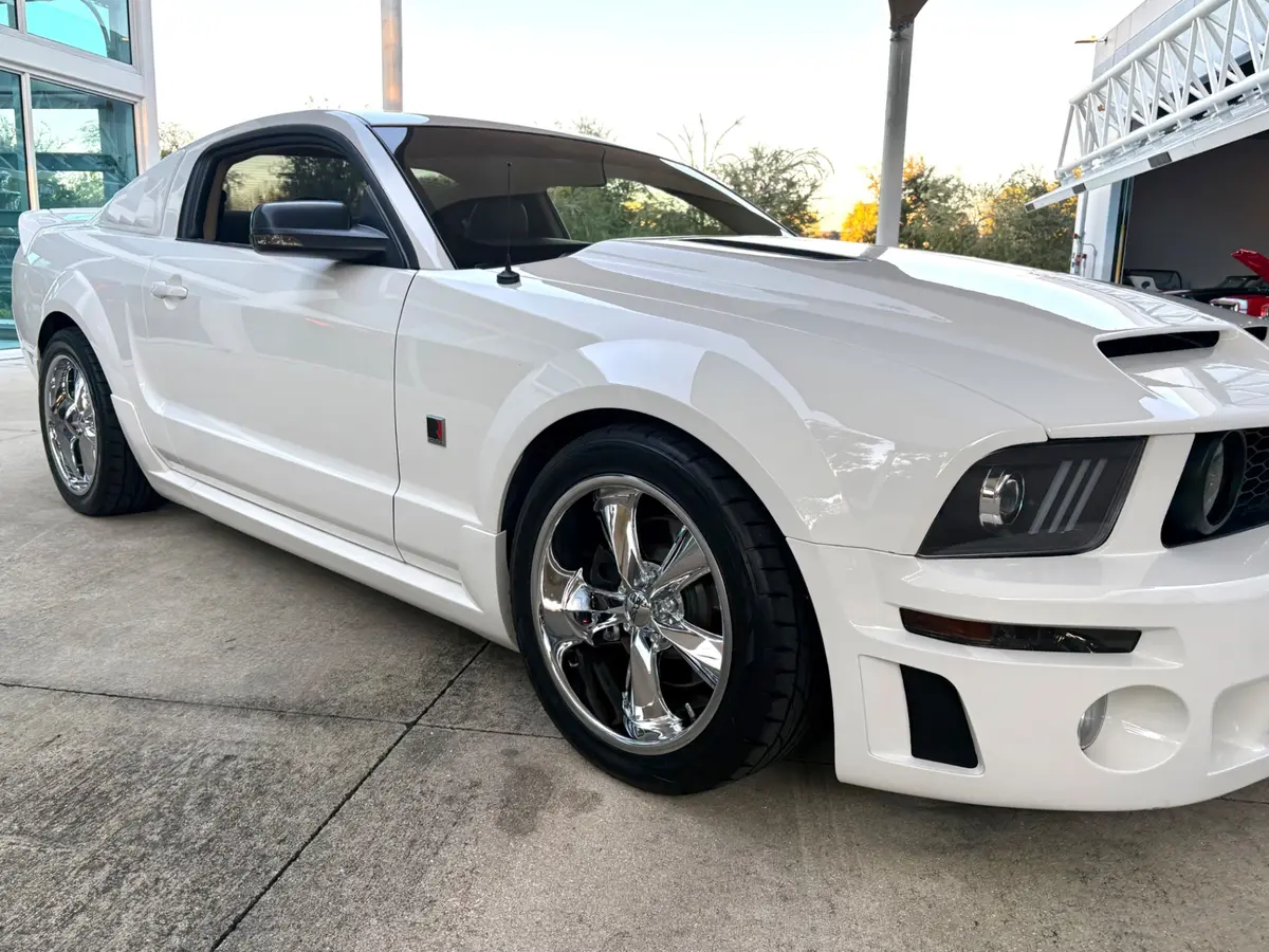 Vehicle photo 19