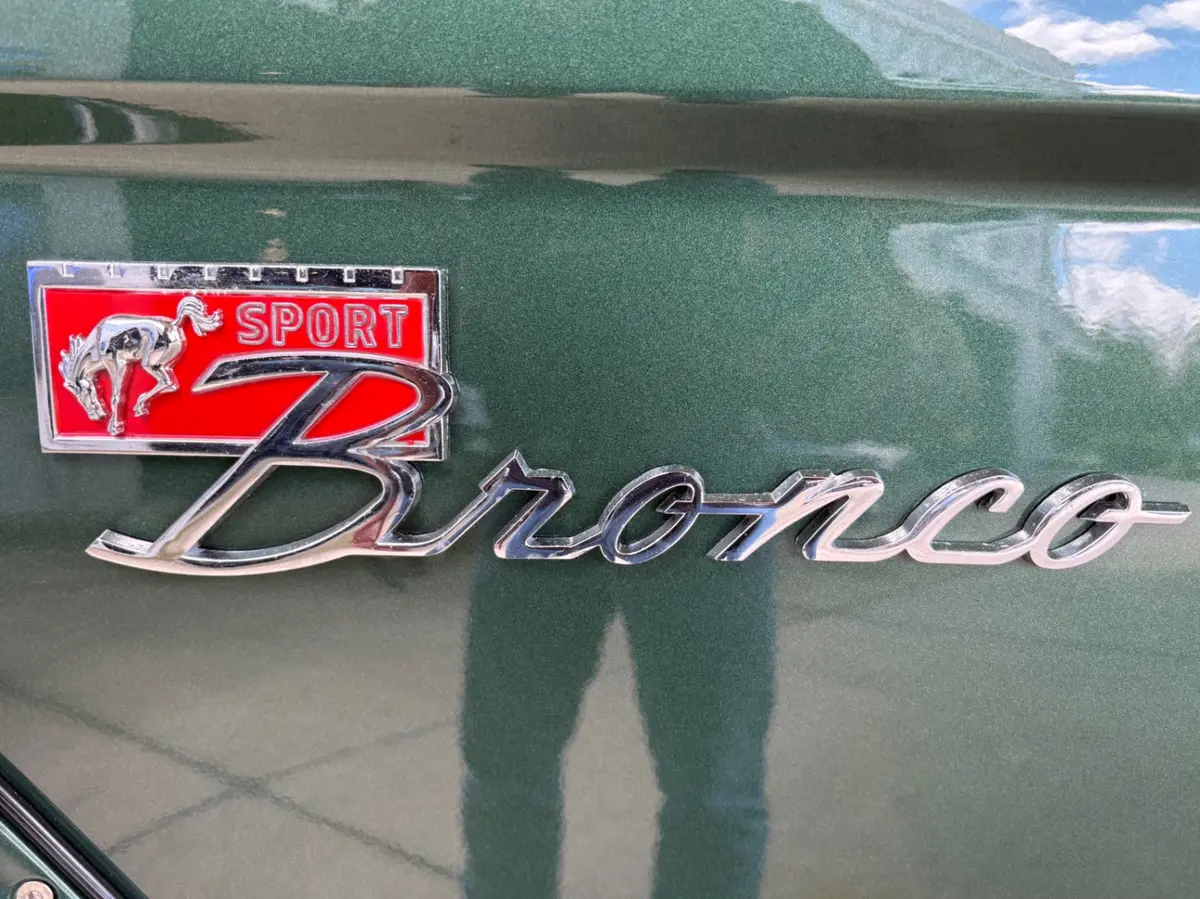 Vehicle photo 29