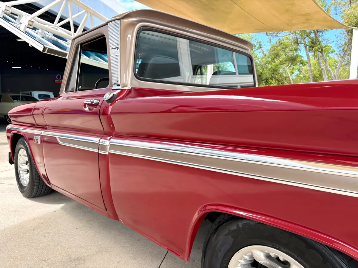 Vehicle photo 14