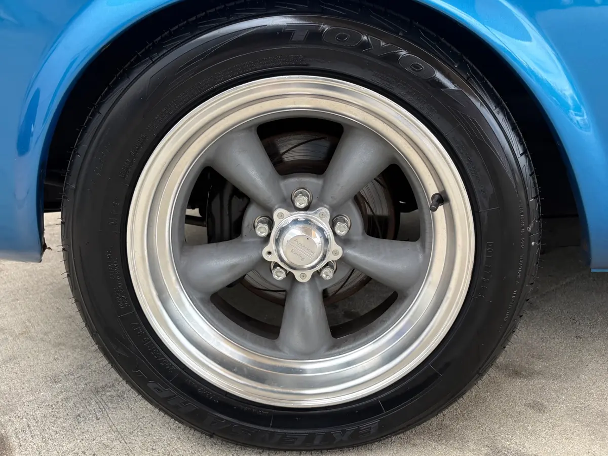 Vehicle photo 21