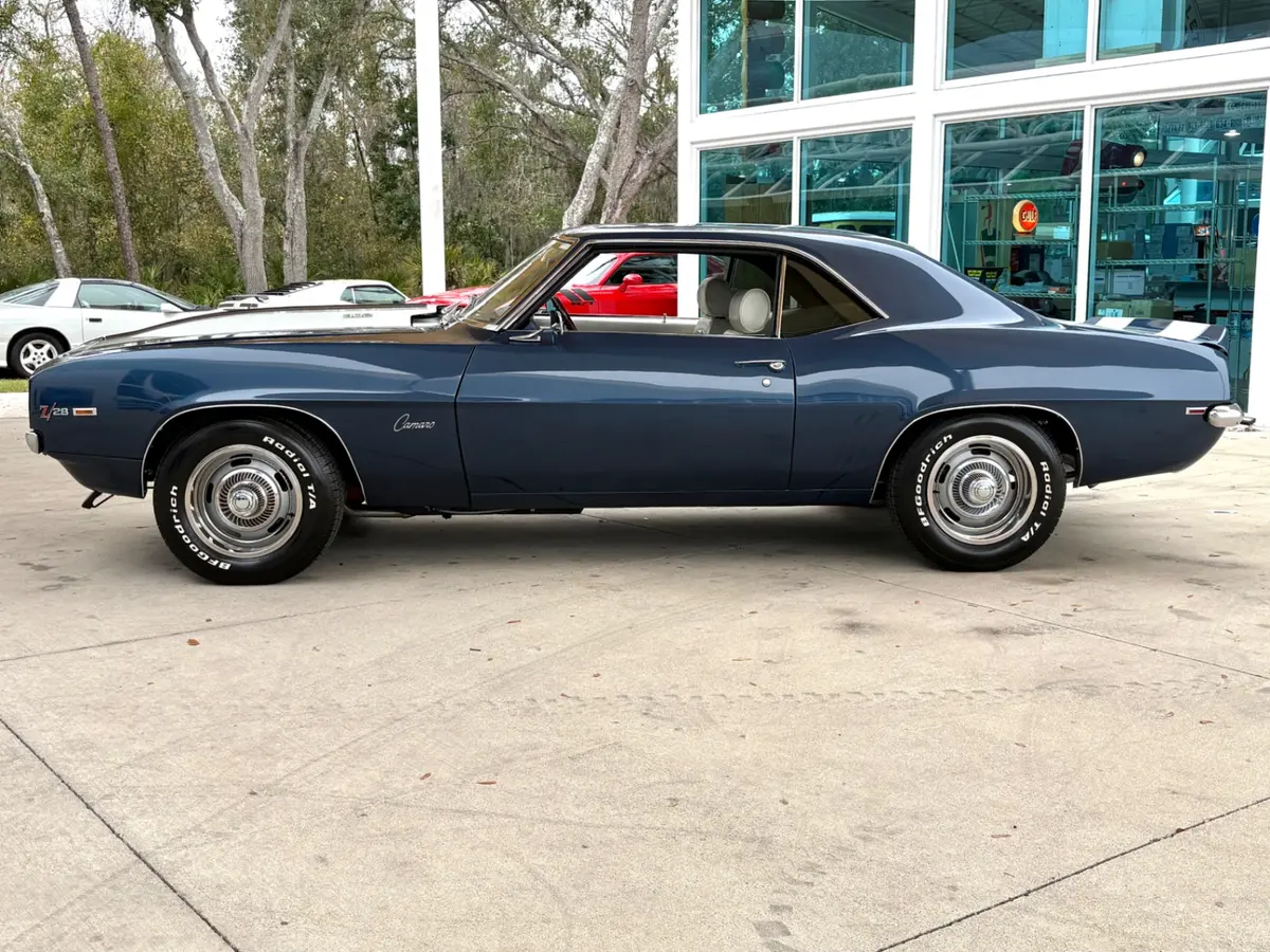 Vehicle photo 11