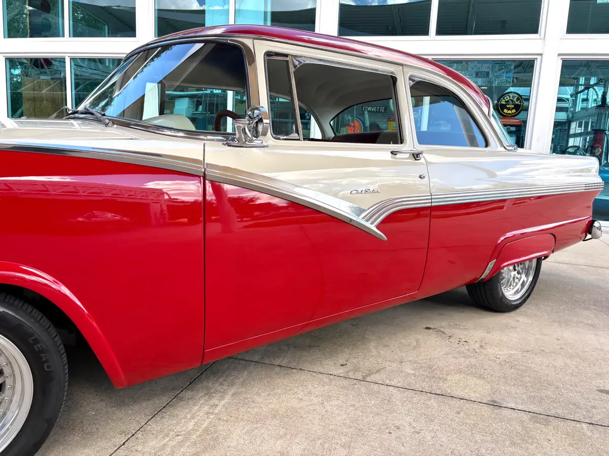 Vehicle photo 13