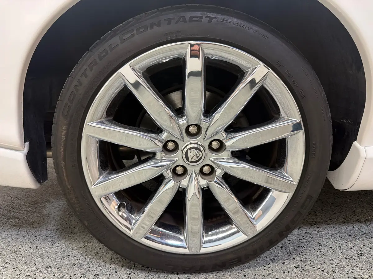 Vehicle photo 12