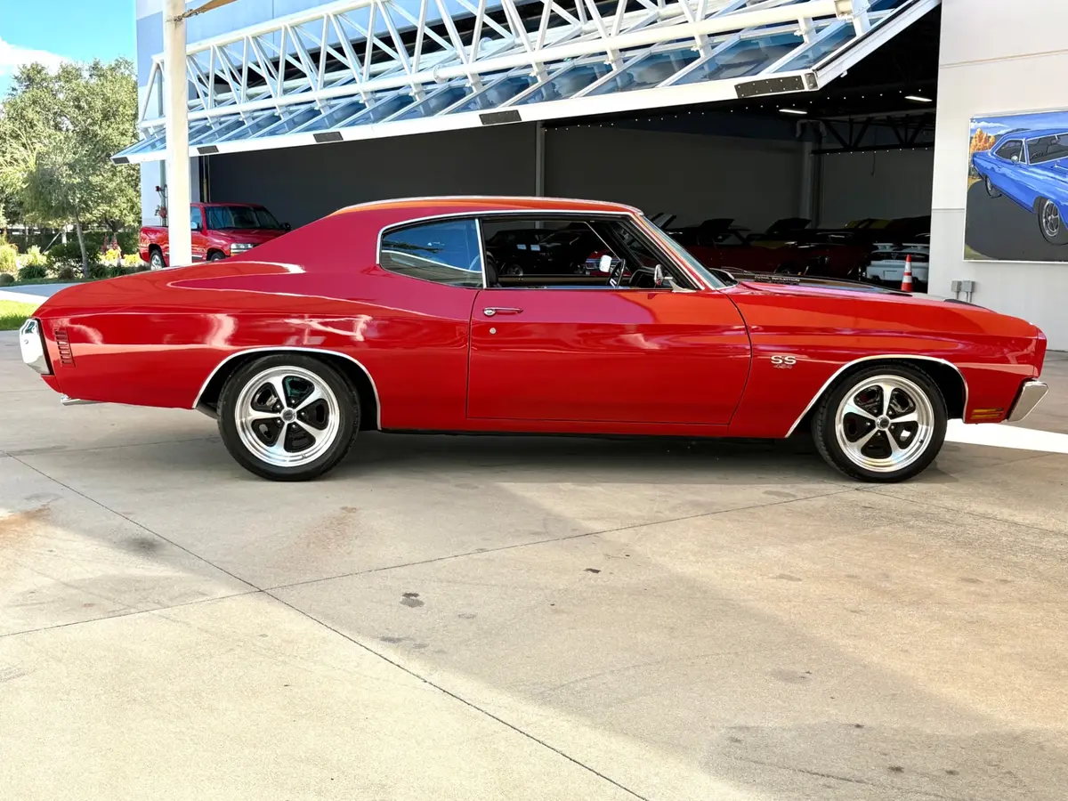 Vehicle photo 5