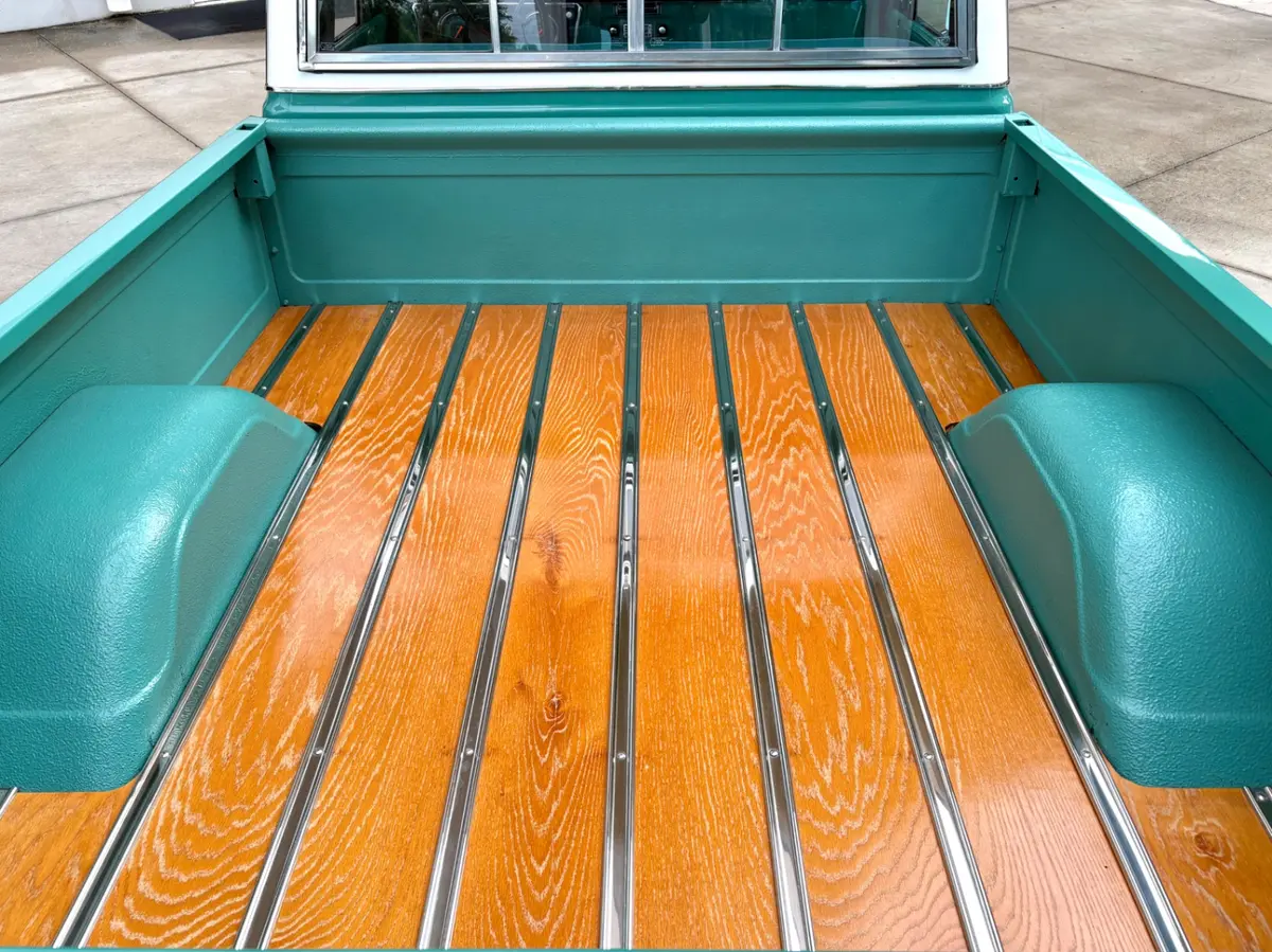 Vehicle photo 9