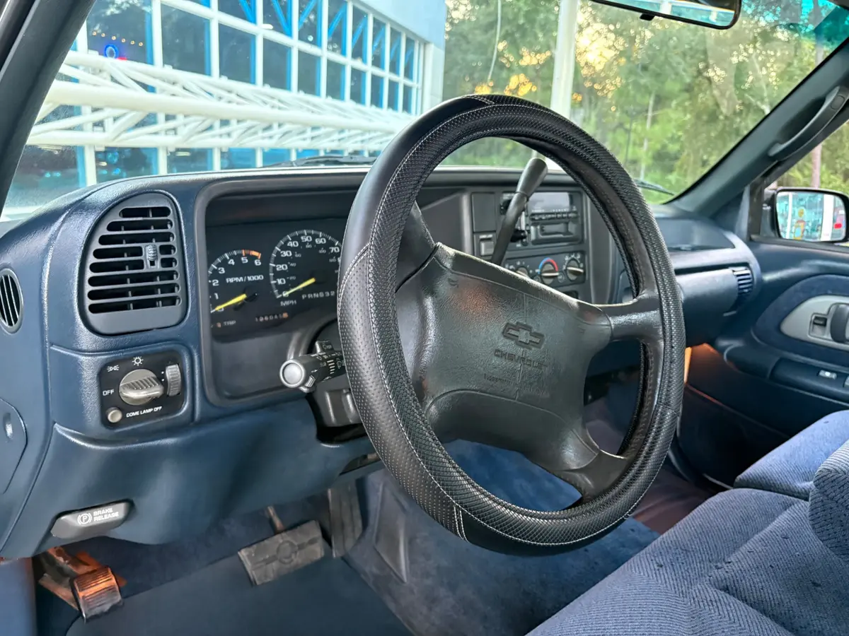 Vehicle photo 32