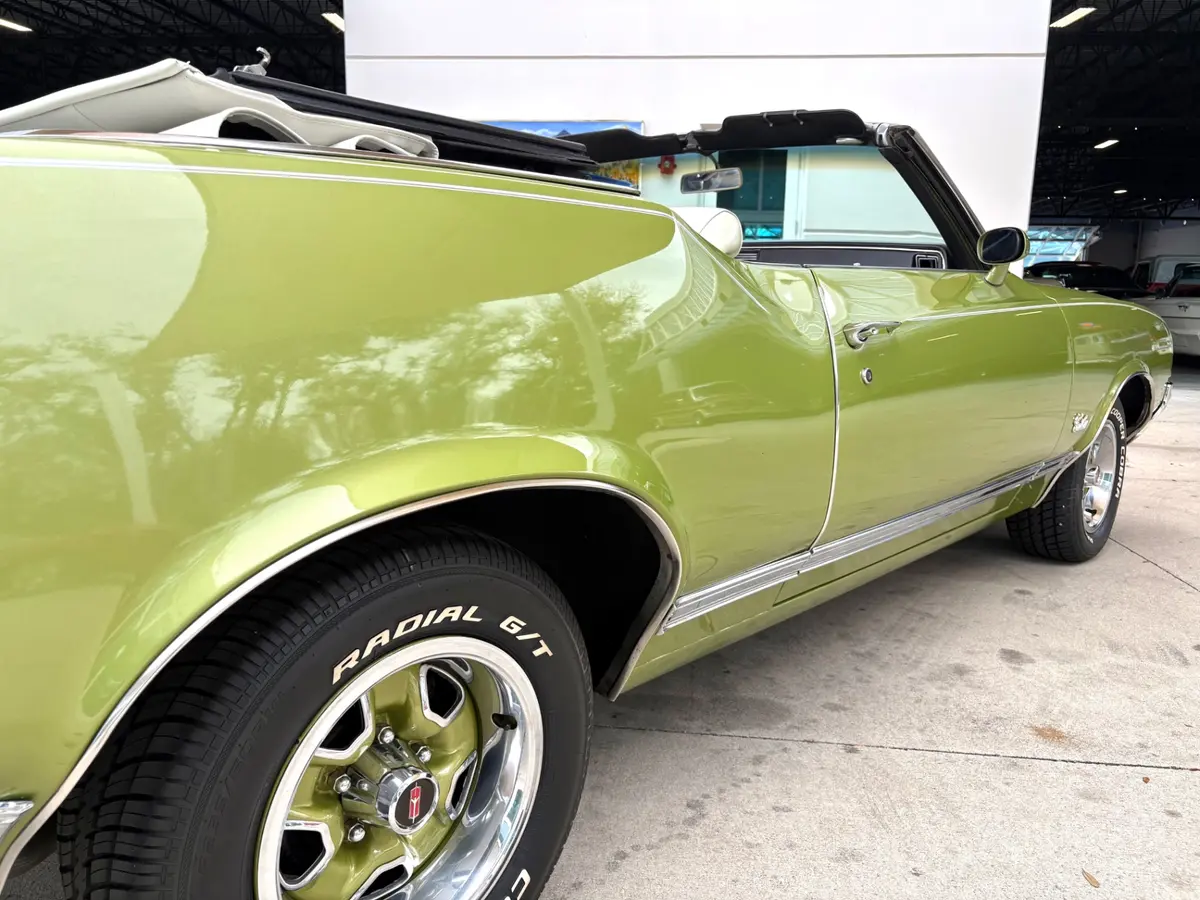 Vehicle photo 17