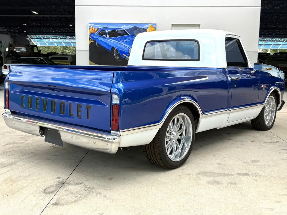 Vehicle photo 6