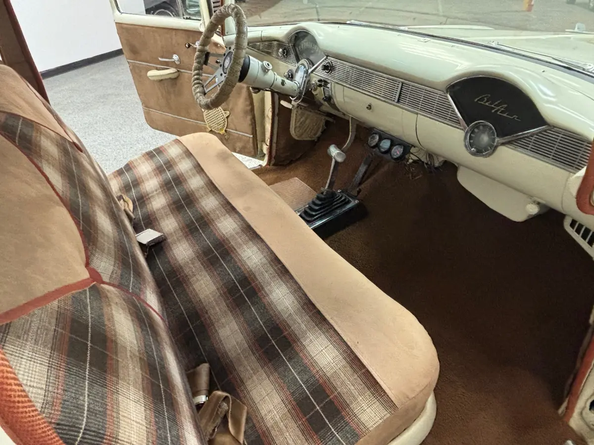 Vehicle photo 32