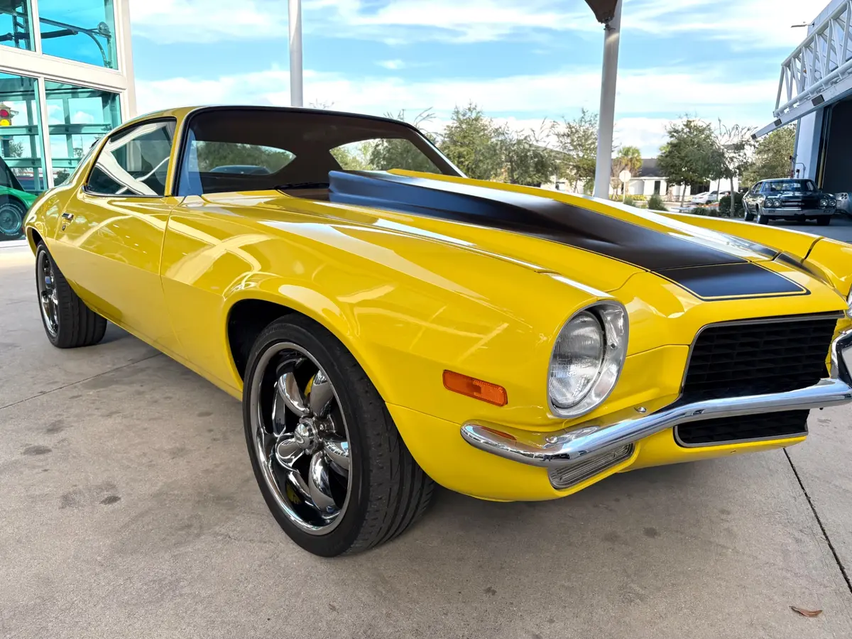 Vehicle photo 19