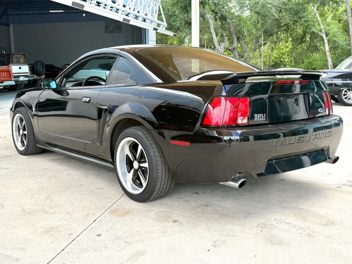 Vehicle photo 9