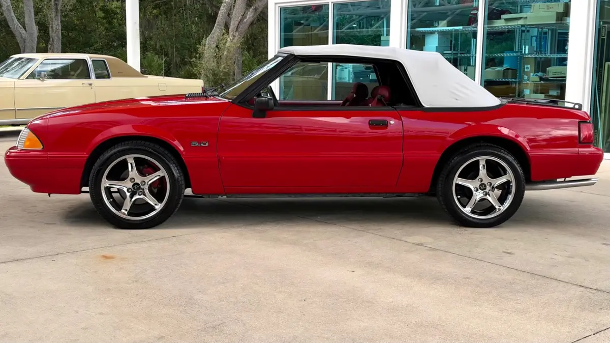 Vehicle photo 24