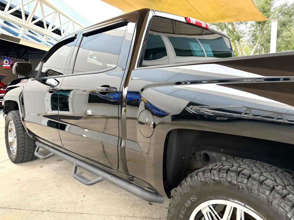 Vehicle photo 14