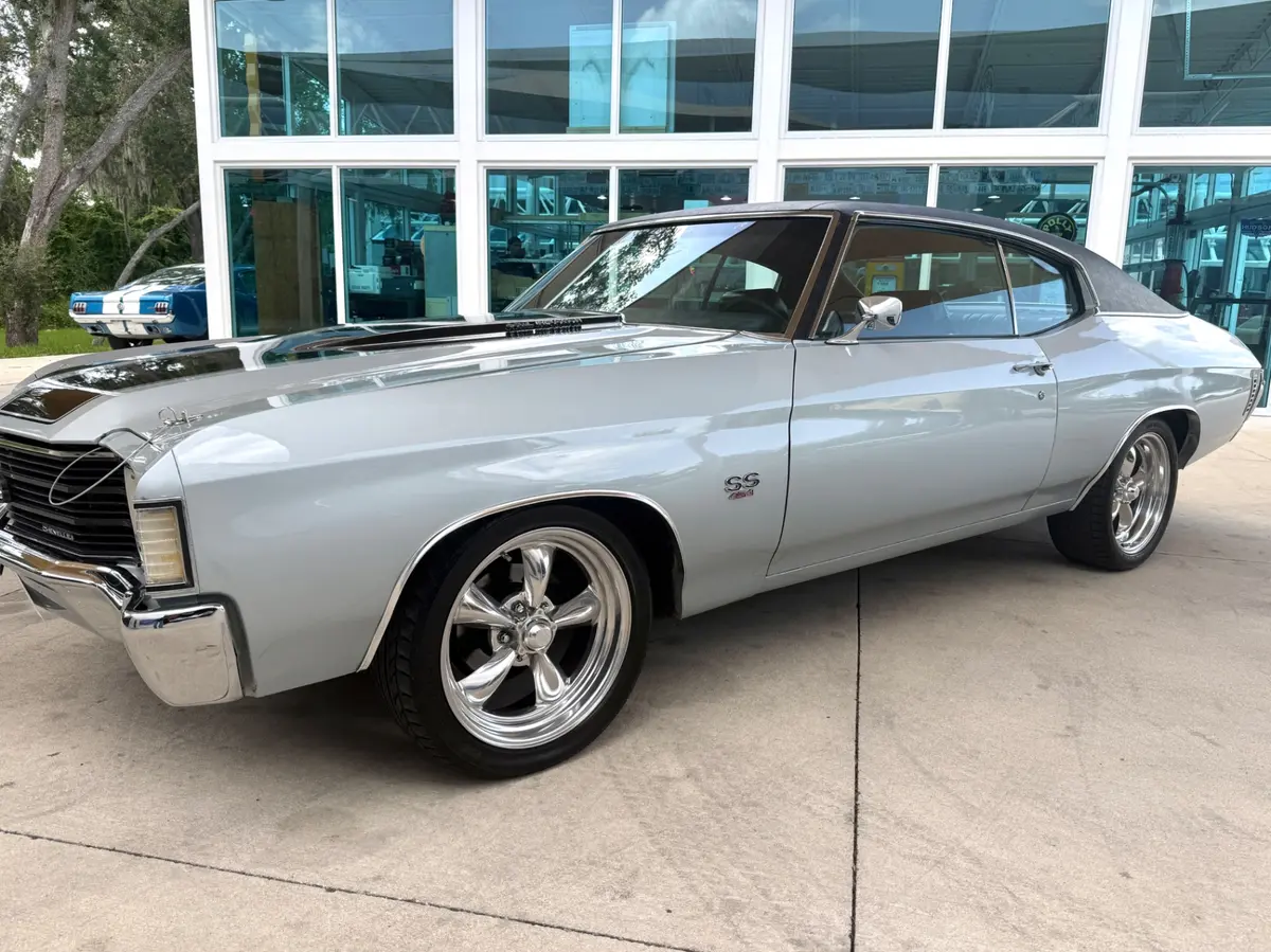 Vehicle photo 12