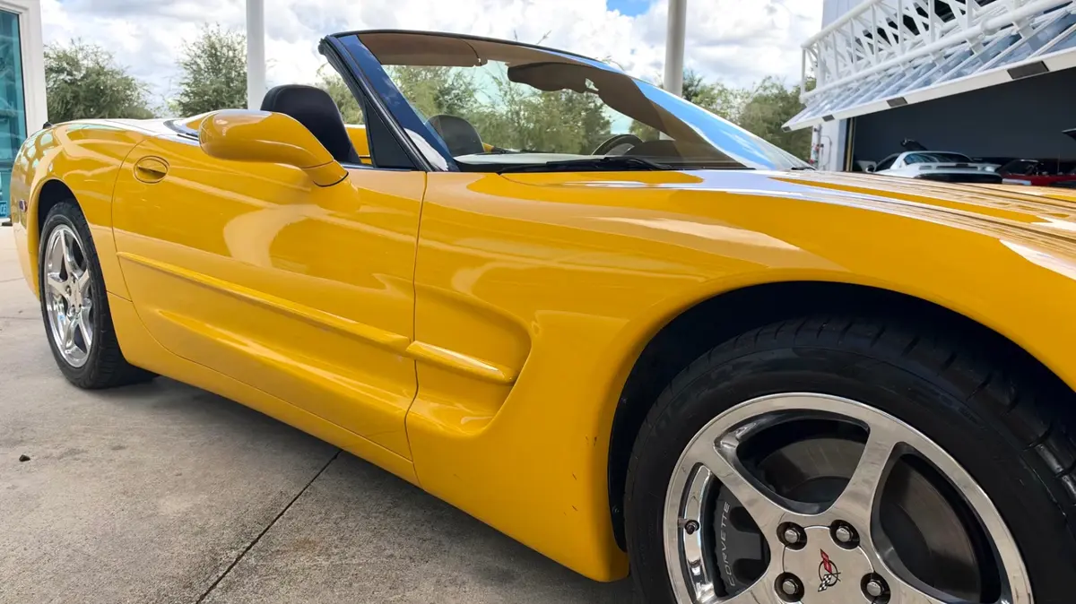 Vehicle photo 17