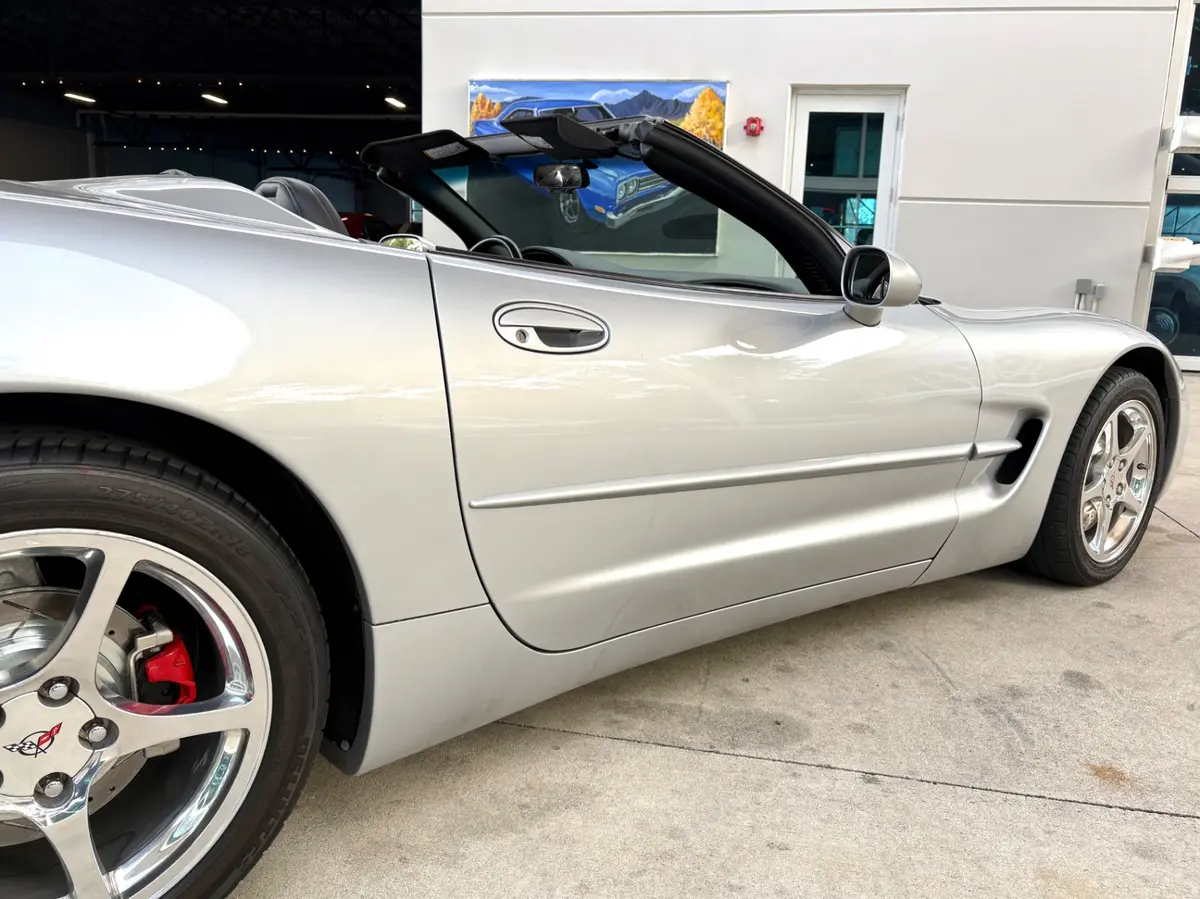Vehicle photo 18