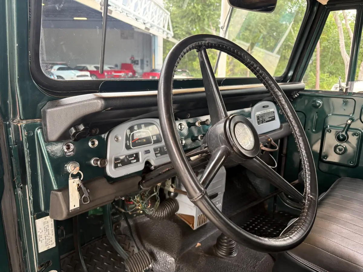 Vehicle photo 32