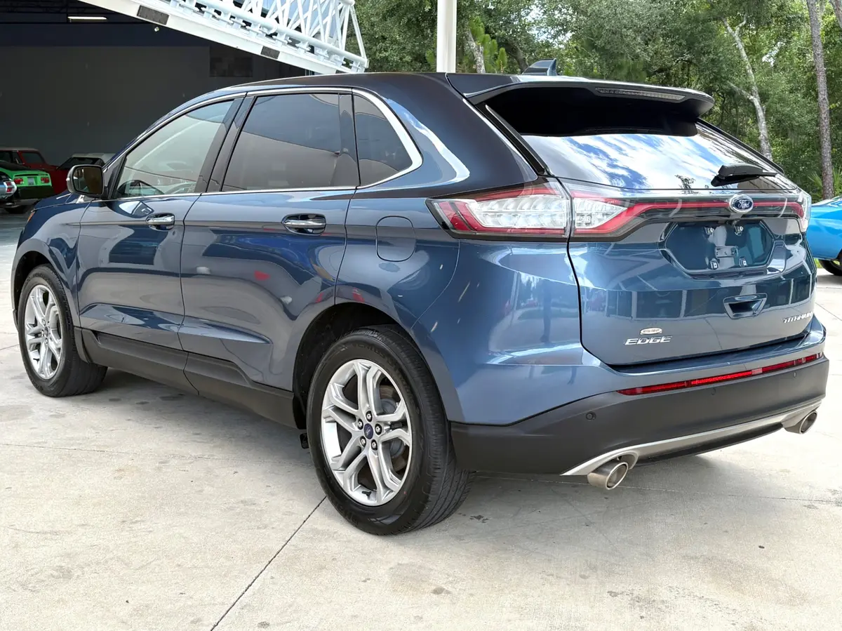 Vehicle photo 9