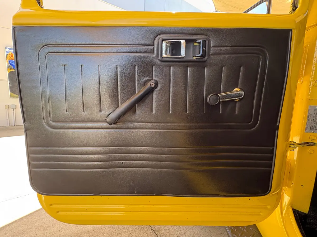 Vehicle photo 30