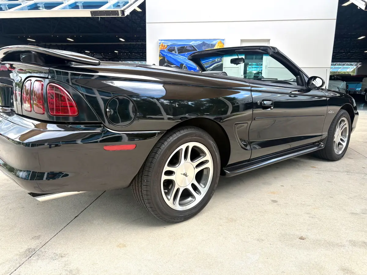 Vehicle photo 16