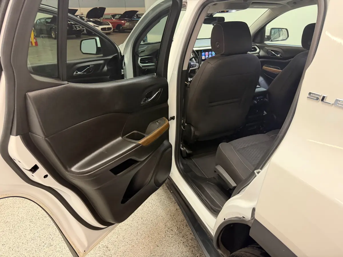 Vehicle photo 30