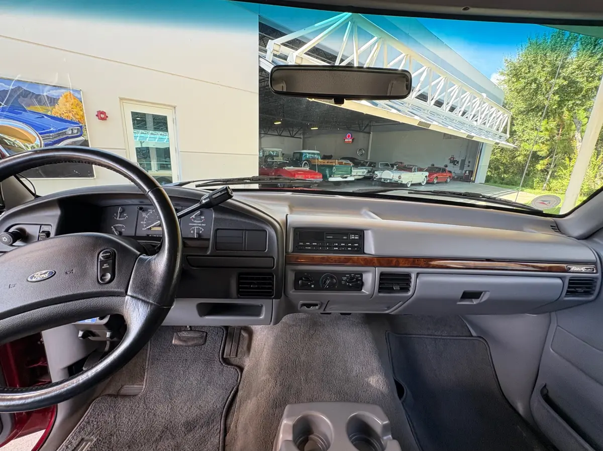 Vehicle photo 34