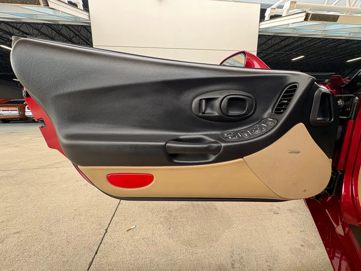 Vehicle photo 30