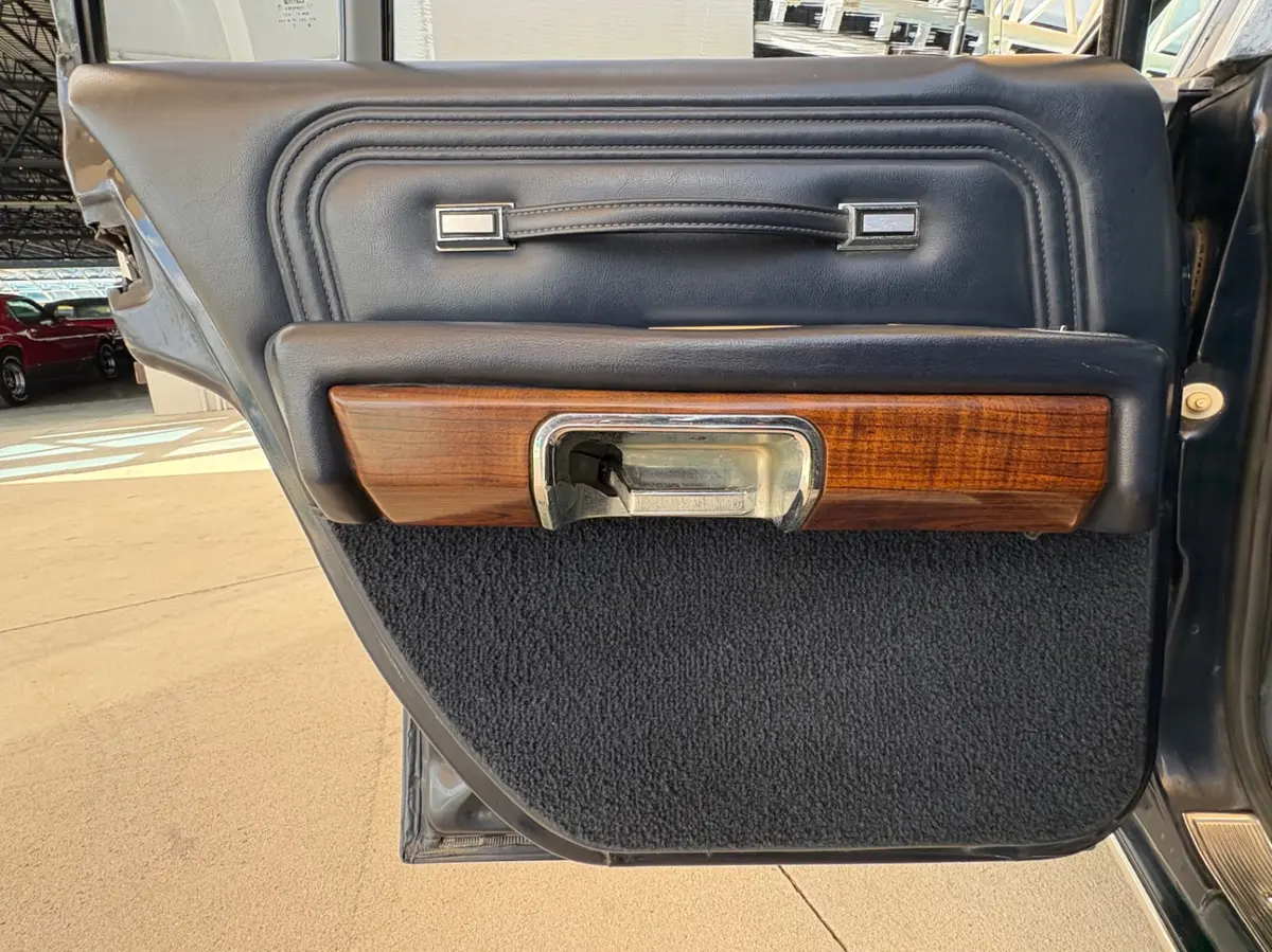 Vehicle photo 37