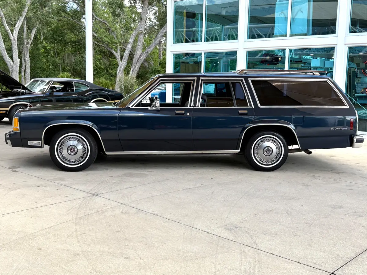 Vehicle photo 10