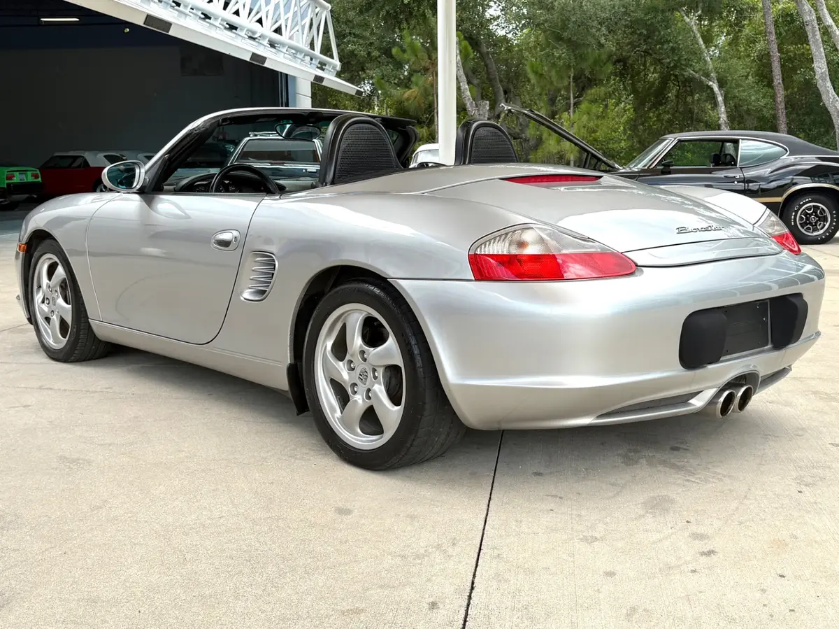 Vehicle photo 9