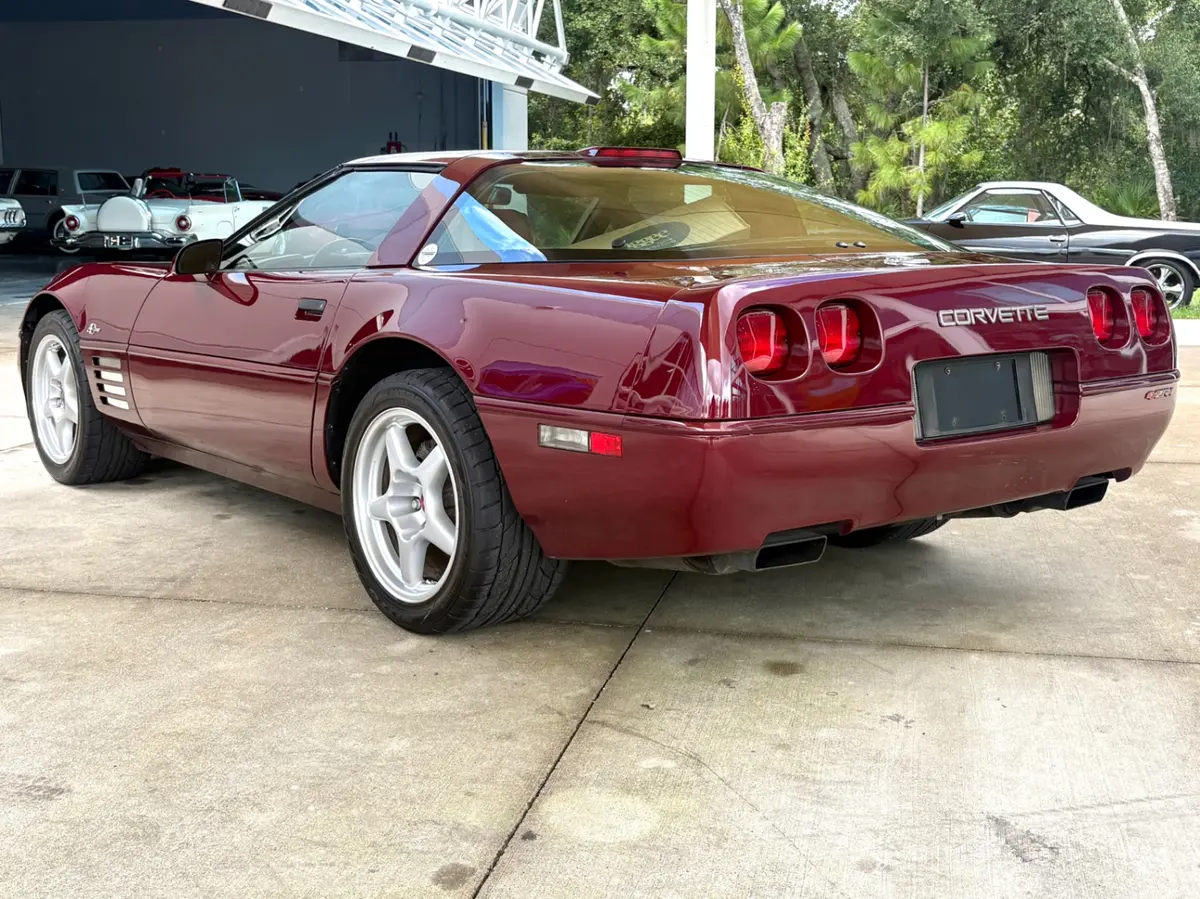 Vehicle photo 9