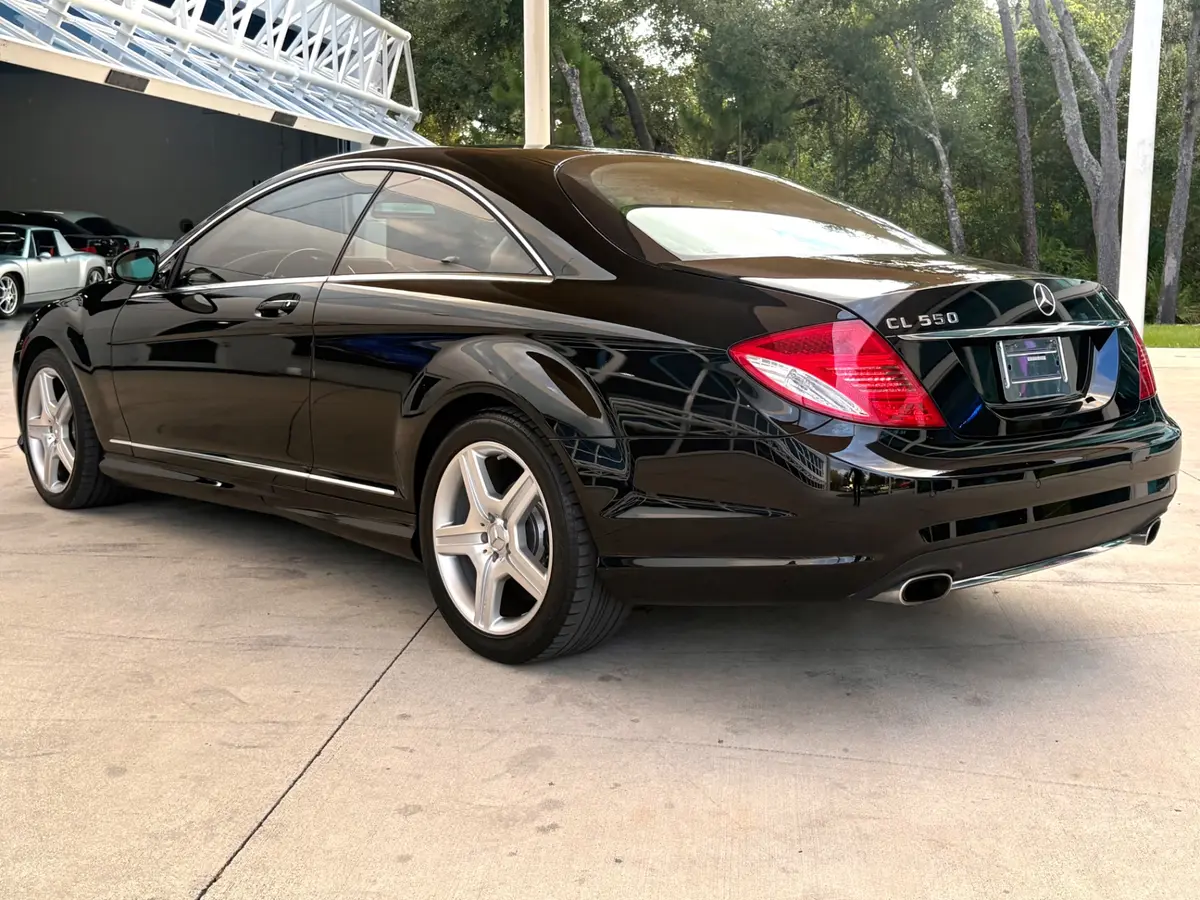 Vehicle photo 9