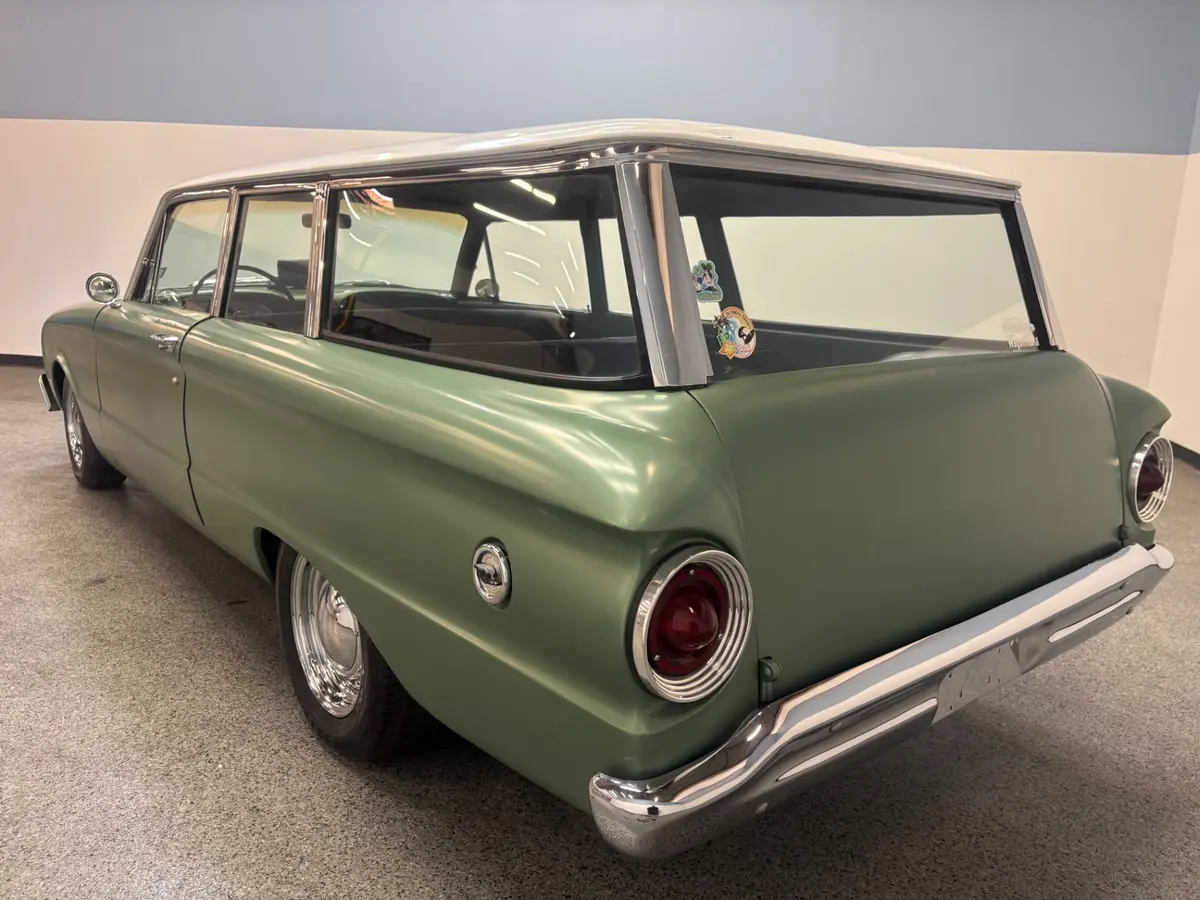 Vehicle photo 4