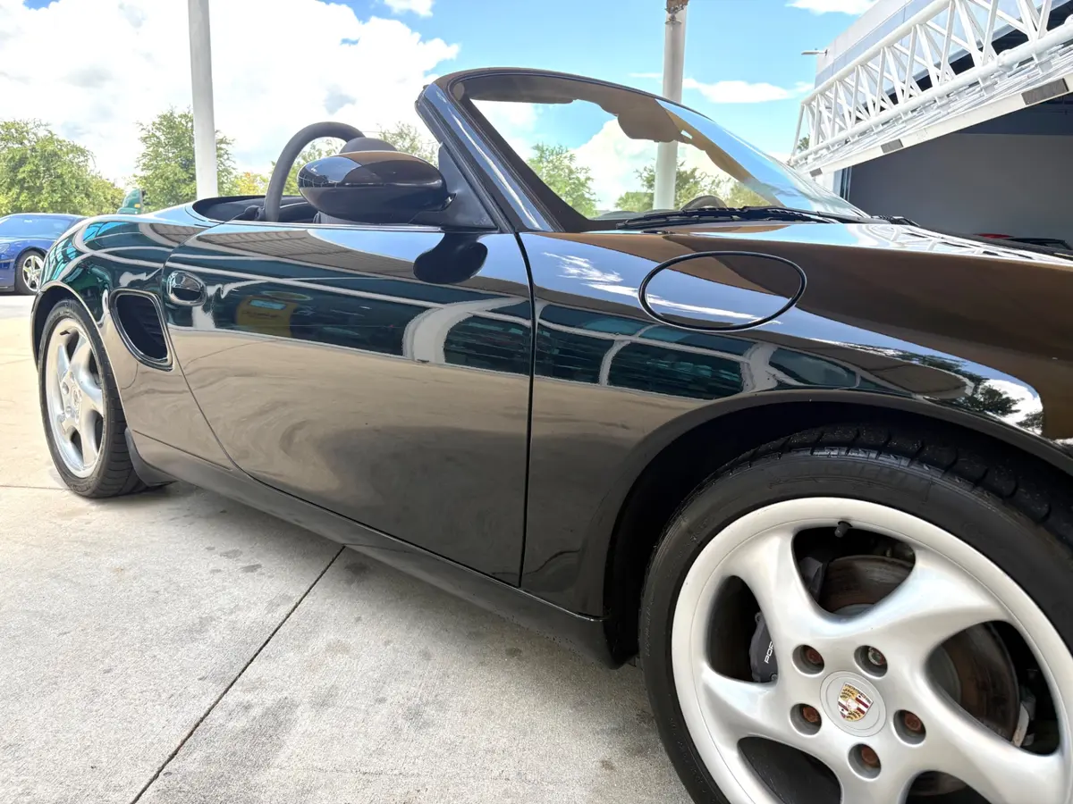 Vehicle photo 18