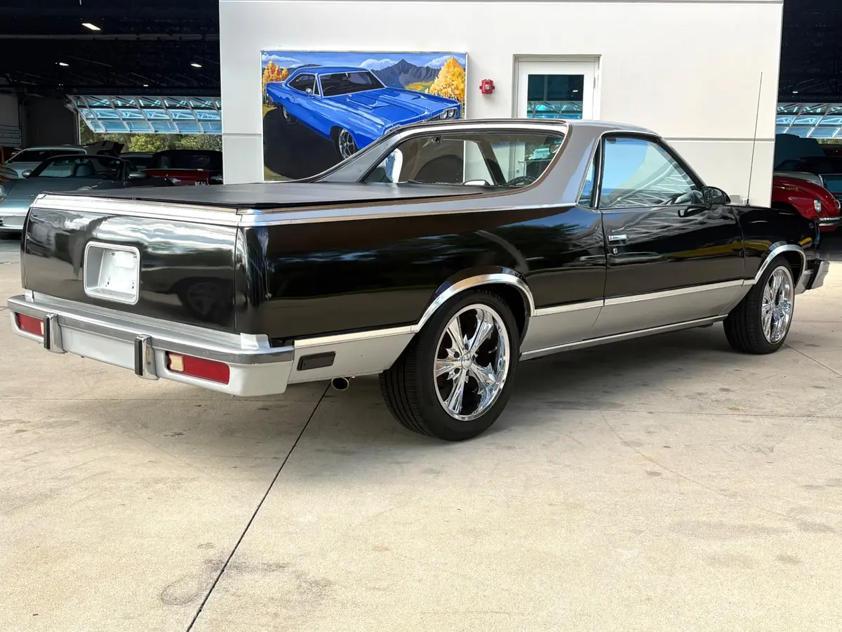 Vehicle photo 6