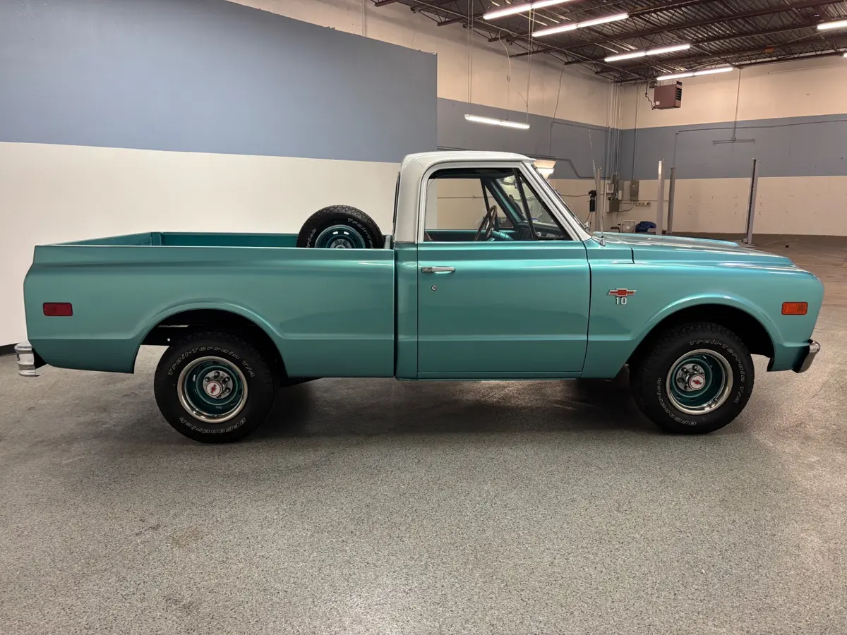 Vehicle photo 8