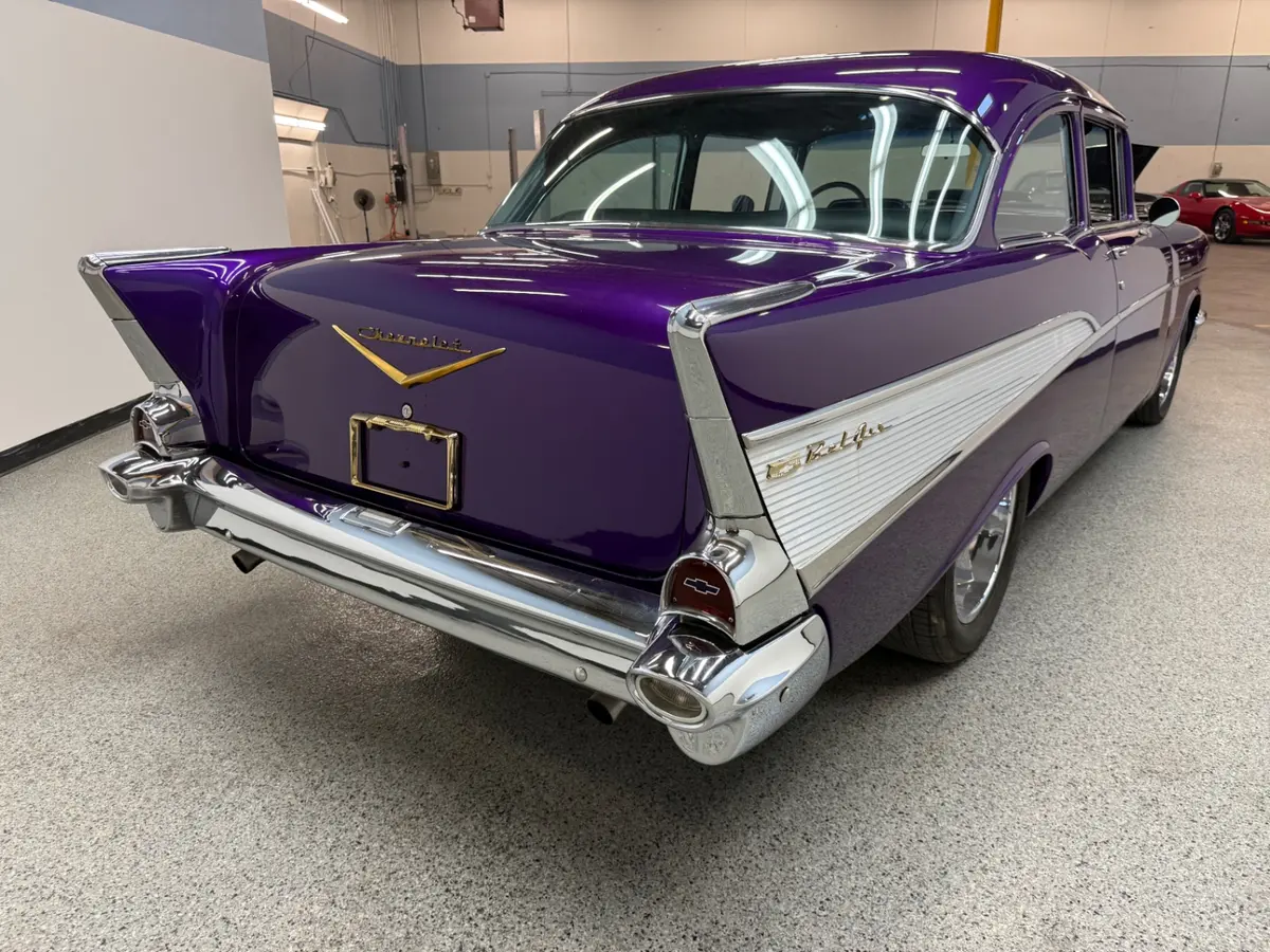Vehicle photo 9