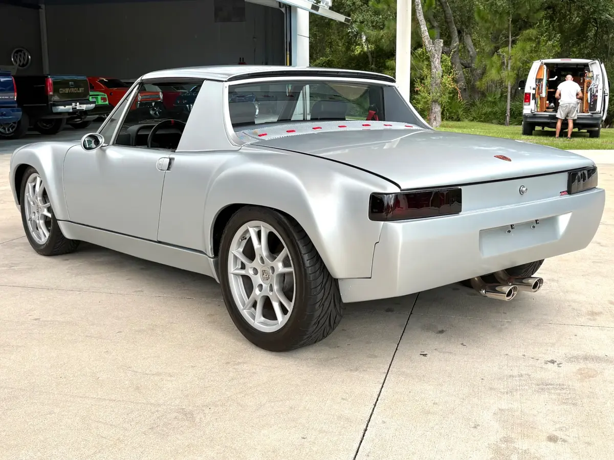 Vehicle photo 9
