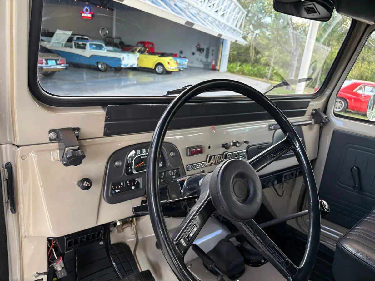 Vehicle photo 31