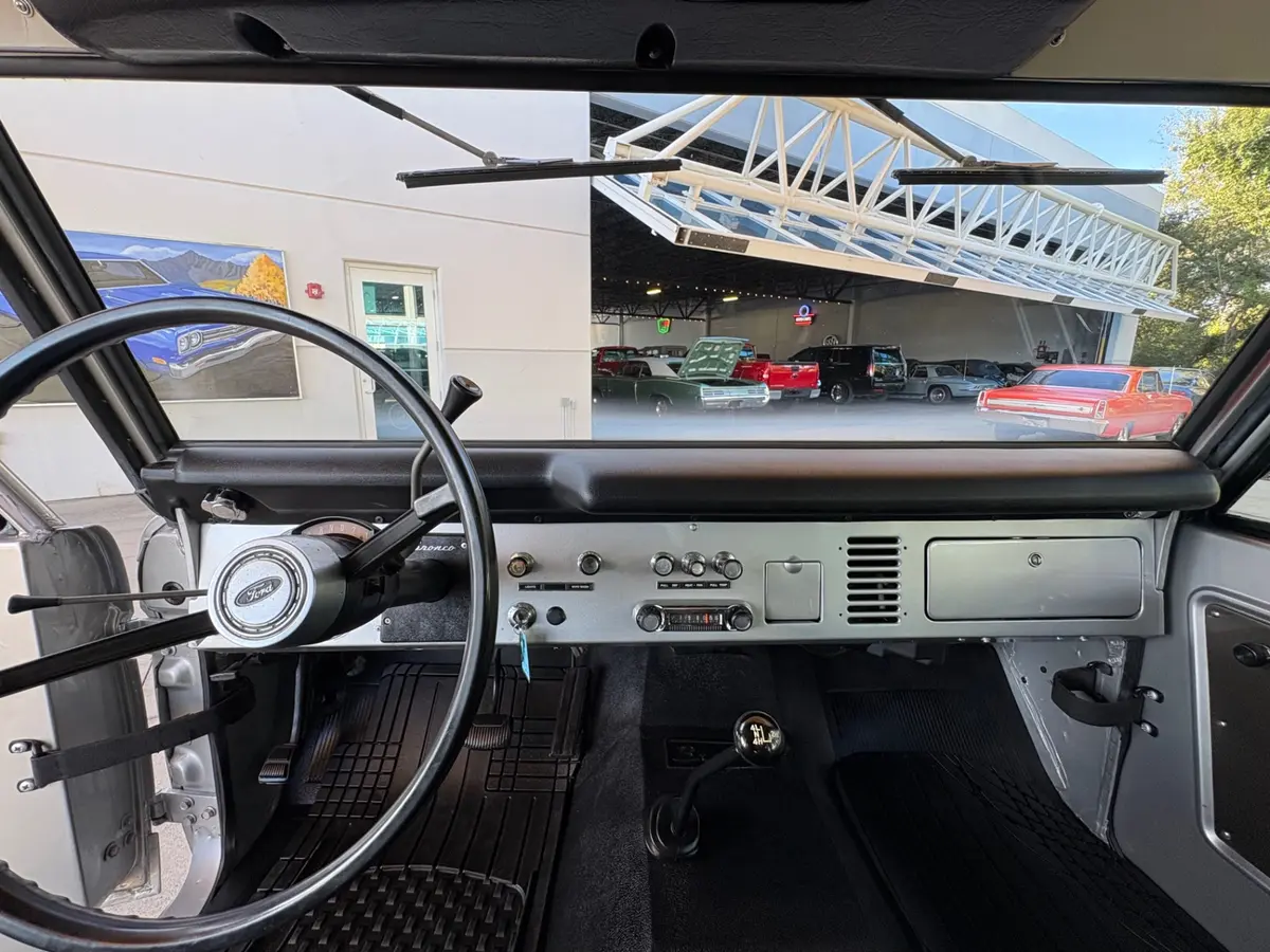 Vehicle photo 35