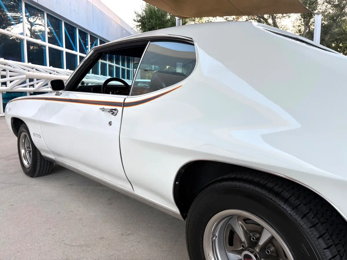 Vehicle photo 14