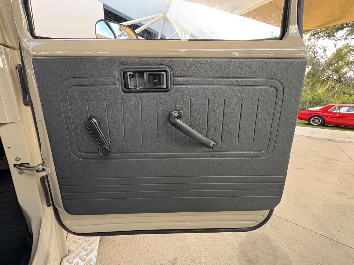 Vehicle photo 37