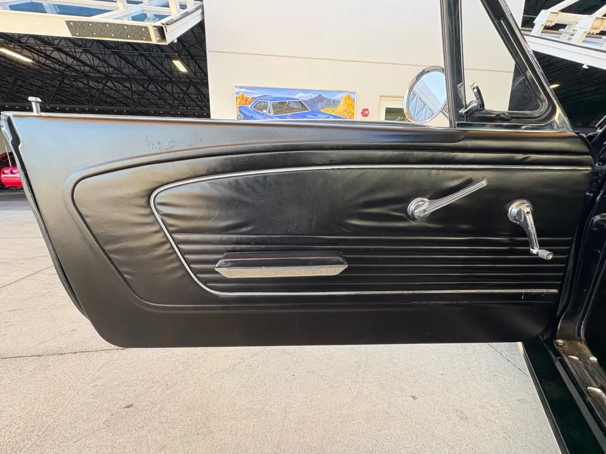 Vehicle photo 30