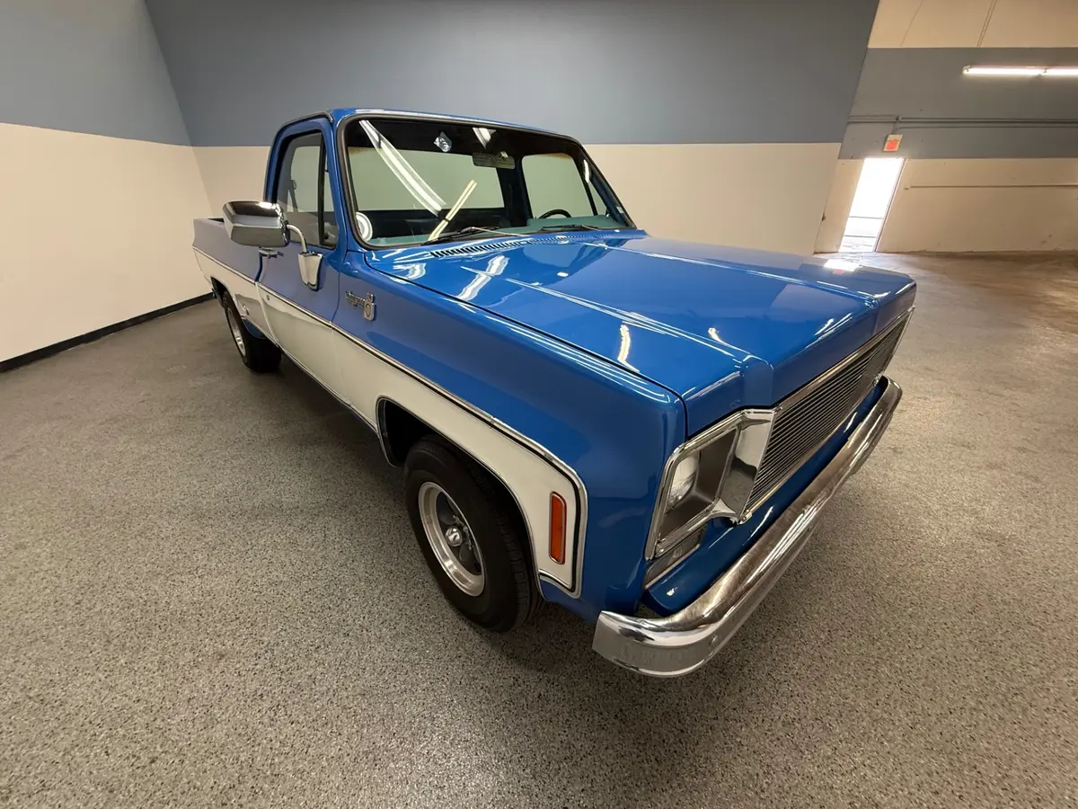 Vehicle photo 8