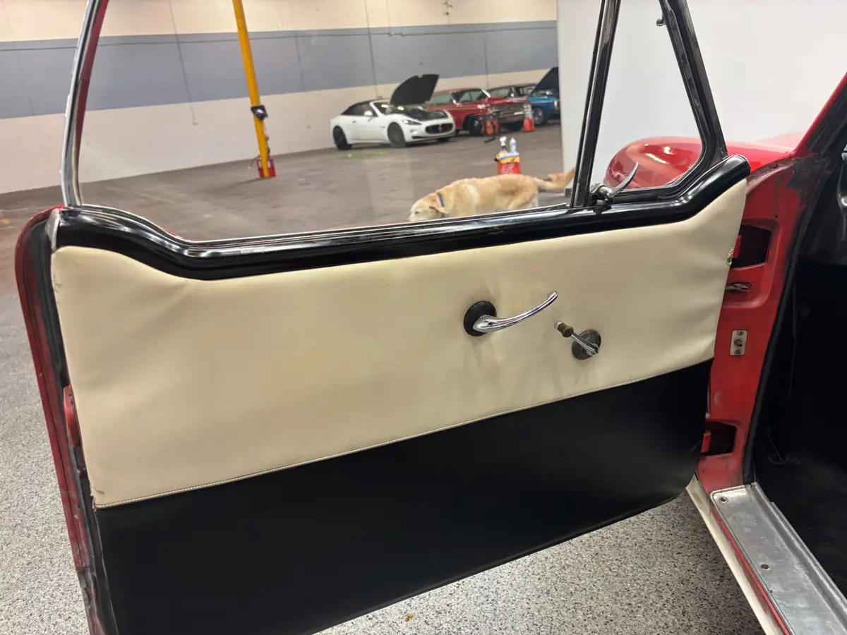 Vehicle photo 18