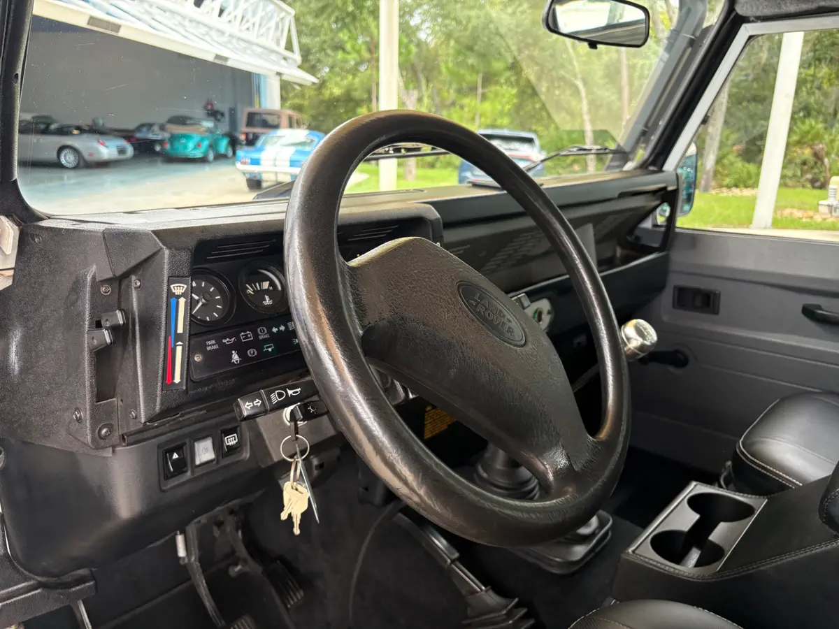 Vehicle photo 33