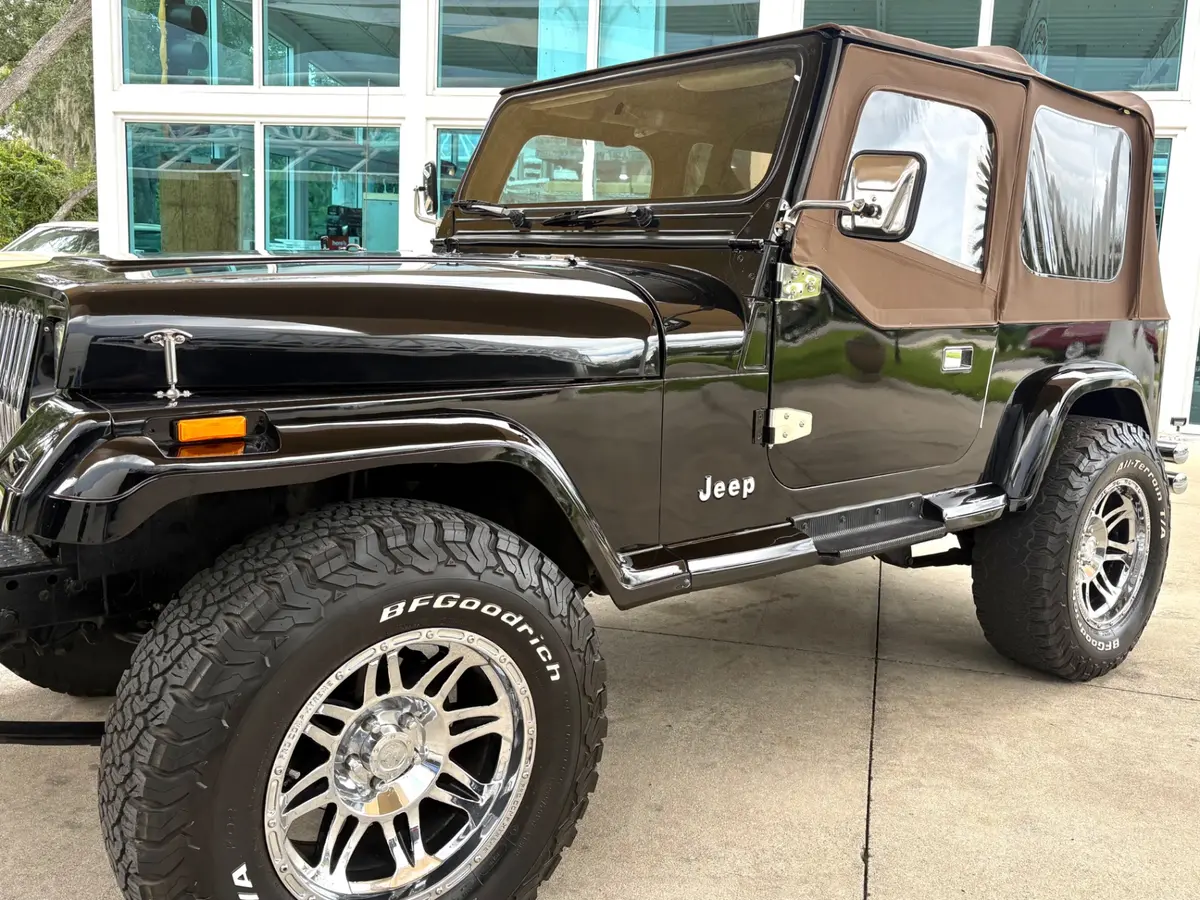 Vehicle photo 12