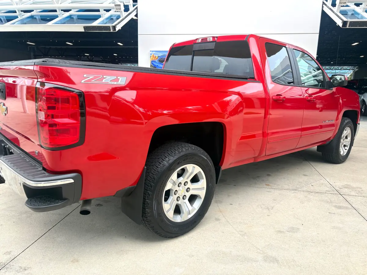 Vehicle photo 16